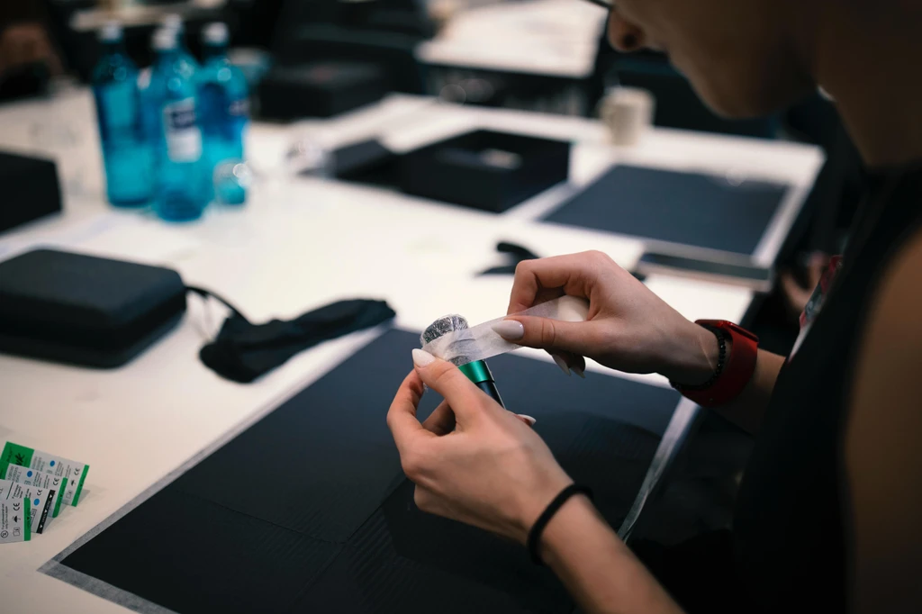 Vorbereitung und Einrichtung der Tattoo-Maschine im Kurs